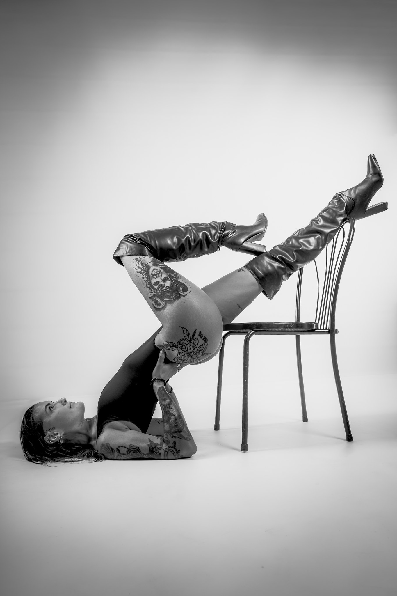 Éditorial mode en studio, noir et blanc, par CeedPix